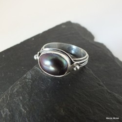 10. Srebrny pierścionek z czarną perłą