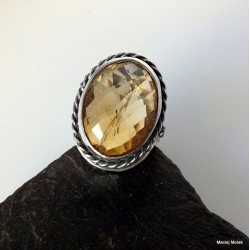 288. Srebrny pierścionek ,,królewski" z cytrynem