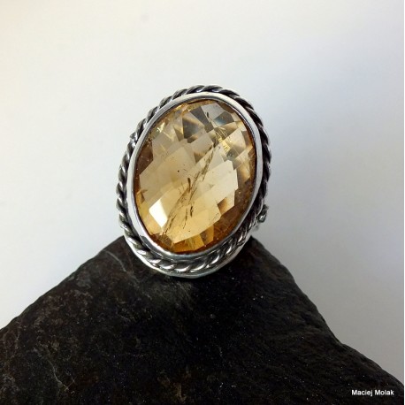 288. Srebrny pierścionek ,,królewski" z cytrynem