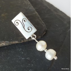 417. Srebrny wisiorek z perłą