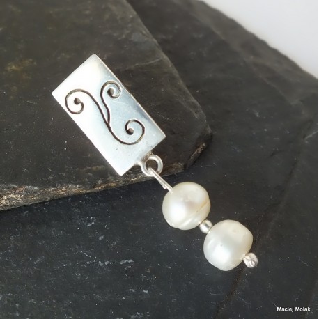 417. Srebrny wisiorek z perłą