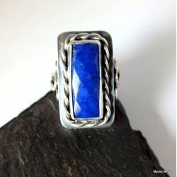 196. Srebrny pierścionek z lapisem