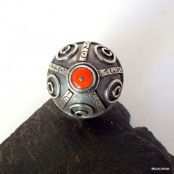 243. Srebrny pierścionek z koralem szlachetnym