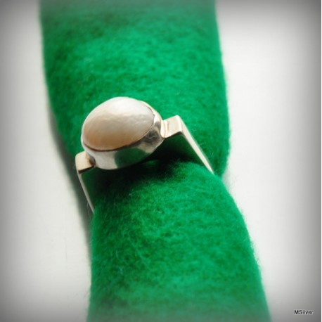 Srebrny pierścionek - sygnet z perłą