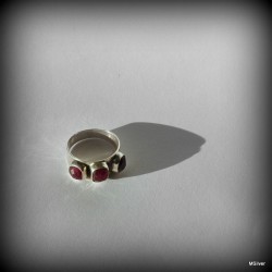 Srebrny pierścionek z rubinami