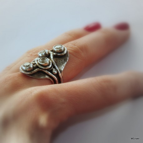 Srebrny pierścionek z czterema cyrkoniami